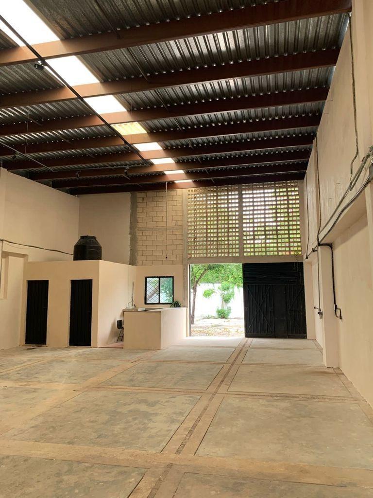 BODEGA DENTRO DE LA CIUDAD EN RENTA EN COL DIAZ ORDAZ, CON PATIO DE MANIOBRAS.