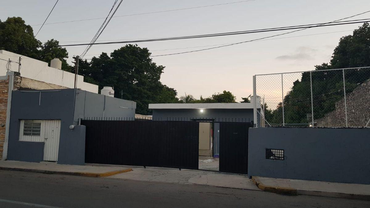 SE RENTA PROPIEDAD COMERCIAL CON BAÑOS EN EL CENTRO, MÉRIDA, YUCATÁN.